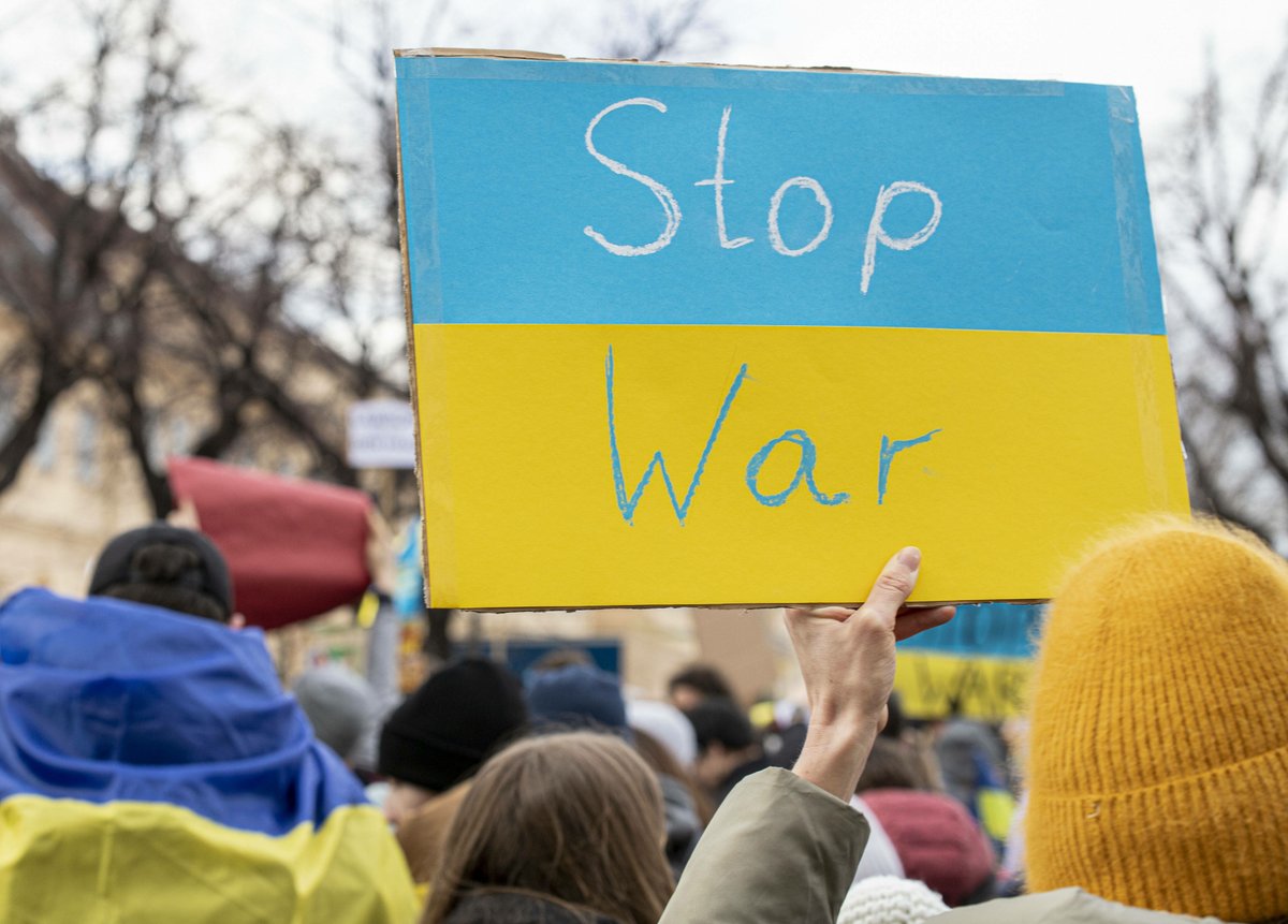 CT24zive's tweet photo. V evropských i světových městech dnes třetím dnem po sobě vyšly do ulic desetitisíce lidí, aby protestovaly proti invazi ruských sil na Ukrajinu 👇 https://t.co/PWSkIc8zsq