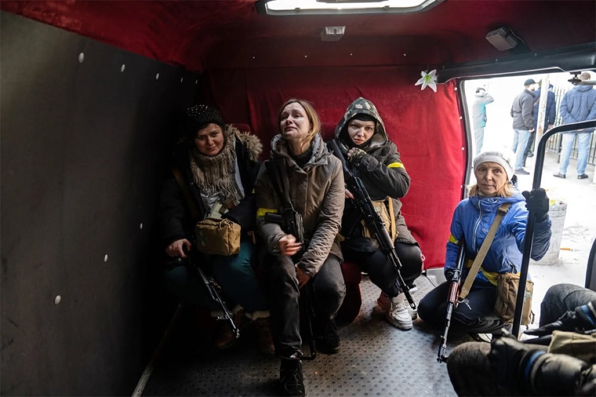 LaNotiti's tweet photo. Ella es una  maestra de primaria en #Ucrania, la cual llora antes de partir hacia el frente de defensa junto a su arma en #Kiev https://t.co/SyYiNeKzpX