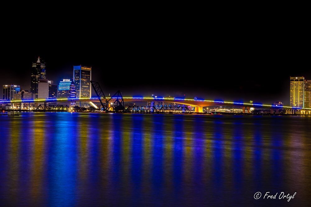 The Acosta Bridge in Downtown Jacksonville will glow blue and yellow tonight in honor of the Ukrainian people 🇺🇦 

Photo by Fred Ortyl 📸