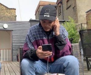 📱