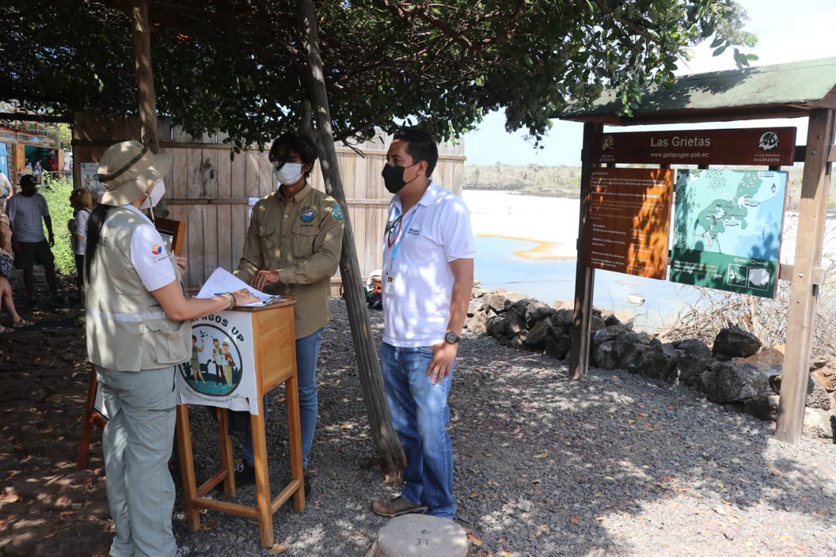 parquegalapagos's tweet image. #Galápagos | #NuestrosGuardaparques y técnicos del @minturgalapagos realizaron control de las actividades turísticas en Santa Cruz e Isabela, específicamente relacionado al cumplimiento de las regulaciones de guianza, obligaciones del tour líder y agencias. 
#JuntosLoLogramos