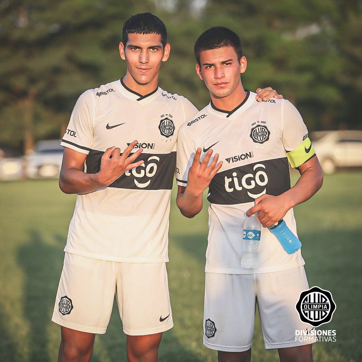 FormativasO's tweet photo. 🔳 #OlimpiaLIVE | #Apertura2022.

➡️ #Sub19 | Fecha 3.

📋 ¡Finalizó el encuentro con victoria franjeada!

⚽️ Alan Wlk (3) y César Olmedo. 

➖ #Olimpia (4-0) Libertad

#OlimpiaNuncaPara ⚪⚫⚪ https://t.co/NQAuor8YnF