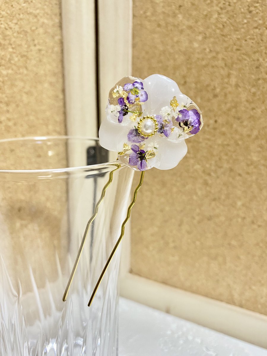 samokitisamon's tweet photo. ちっちゃいやつ。
ヘアピンも。

https://t.co/jCZi4XFfS4

#ハンドメイド
#かんざし
#簪
#レジン
＃押し花 https://t.co/7lBeP1Sofx