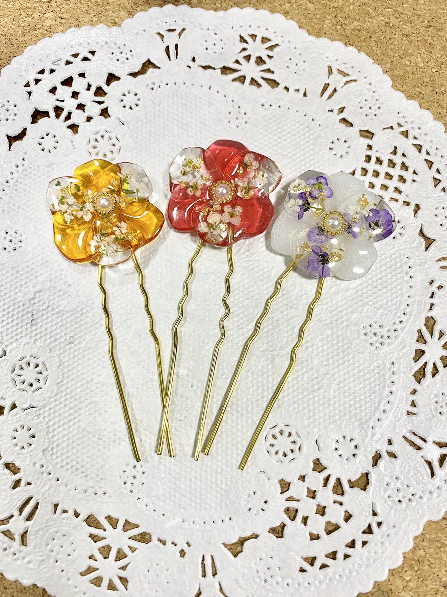 samokitisamon's tweet photo. ちっちゃいやつ。
ヘアピンも。

https://t.co/jCZi4XFfS4

#ハンドメイド
#かんざし
#簪
#レジン
＃押し花 https://t.co/7lBeP1Sofx