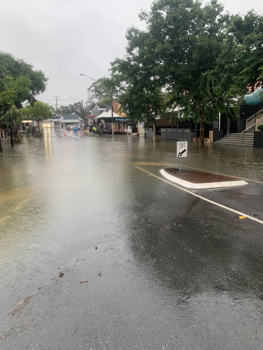 fotherchops's tweet photo. Thoughts with everyone impacted by the floods around Queensland. A lot of houses under here in Auchenflower and Paddington including Milton SS.  More rain coming down but hopefully this is the peak #qldfloods #Brisbanefloods #Brisbane https://t.co/e5zwOJv3kF