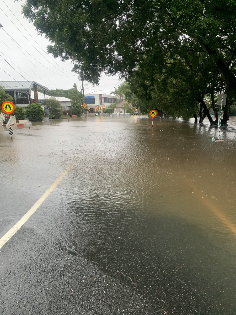 fotherchops's tweet photo. Thoughts with everyone impacted by the floods around Queensland. A lot of houses under here in Auchenflower and Paddington including Milton SS.  More rain coming down but hopefully this is the peak #qldfloods #Brisbanefloods #Brisbane https://t.co/e5zwOJv3kF