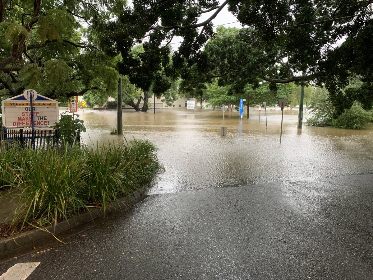 fotherchops's tweet photo. Thoughts with everyone impacted by the floods around Queensland. A lot of houses under here in Auchenflower and Paddington including Milton SS.  More rain coming down but hopefully this is the peak #qldfloods #Brisbanefloods #Brisbane https://t.co/e5zwOJv3kF