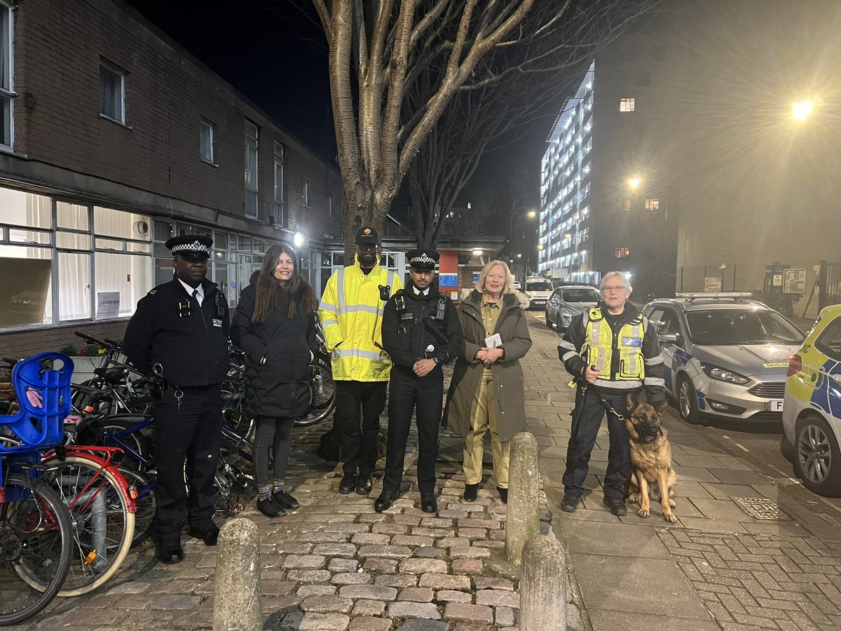 MPSLancasterGte's tweet image. Great to catch up with Cllr Bright &amp;amp; partners from @W4G_Security K-9 unit 🐕 around how Police &amp;amp; Partners are tackling crime in #LancasterGate

Partnership working is 🔑 to making our communities a much safer place to be.