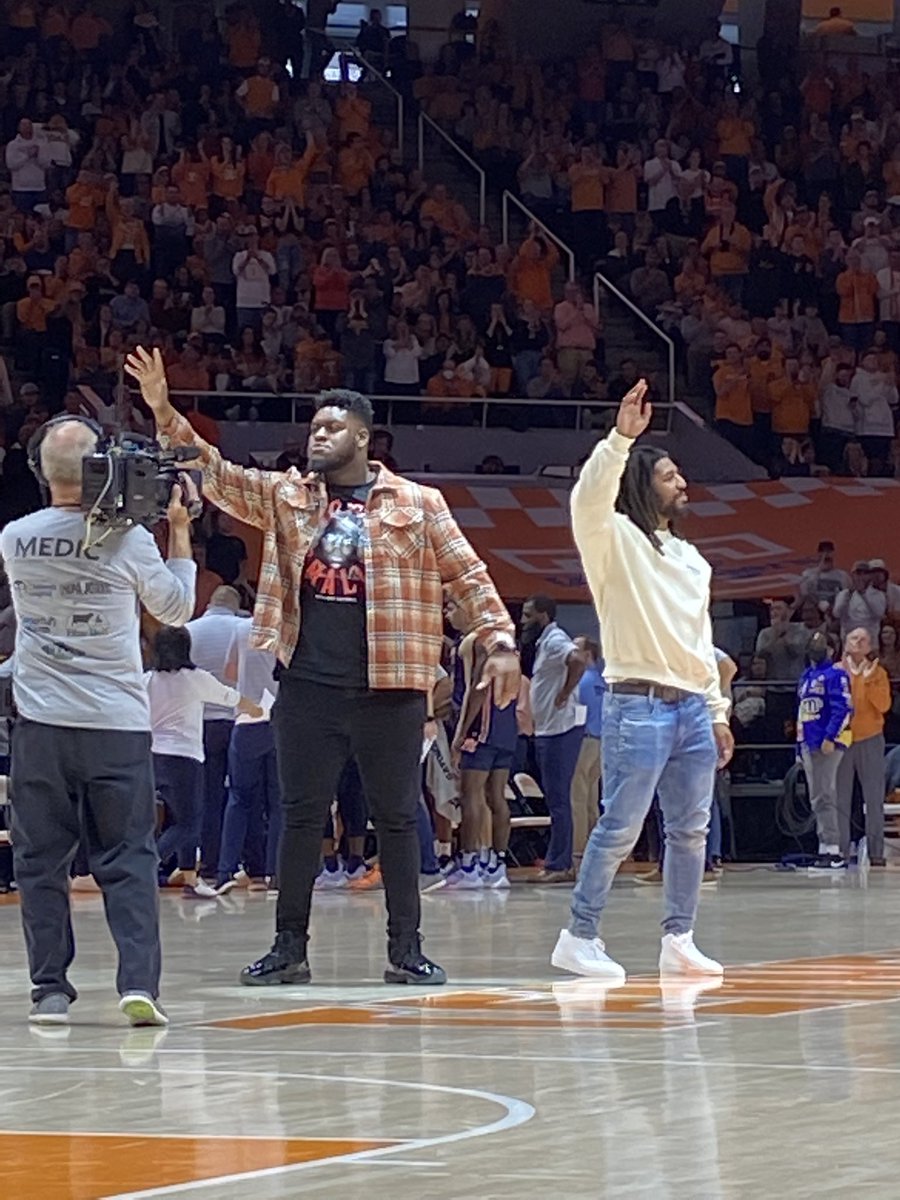 KarthikV_'s tweet photo. Jalen Reeves-Maybin and Trey Smith in the house for Tennessee-Auburn. https://t.co/cty5Ga3IVV