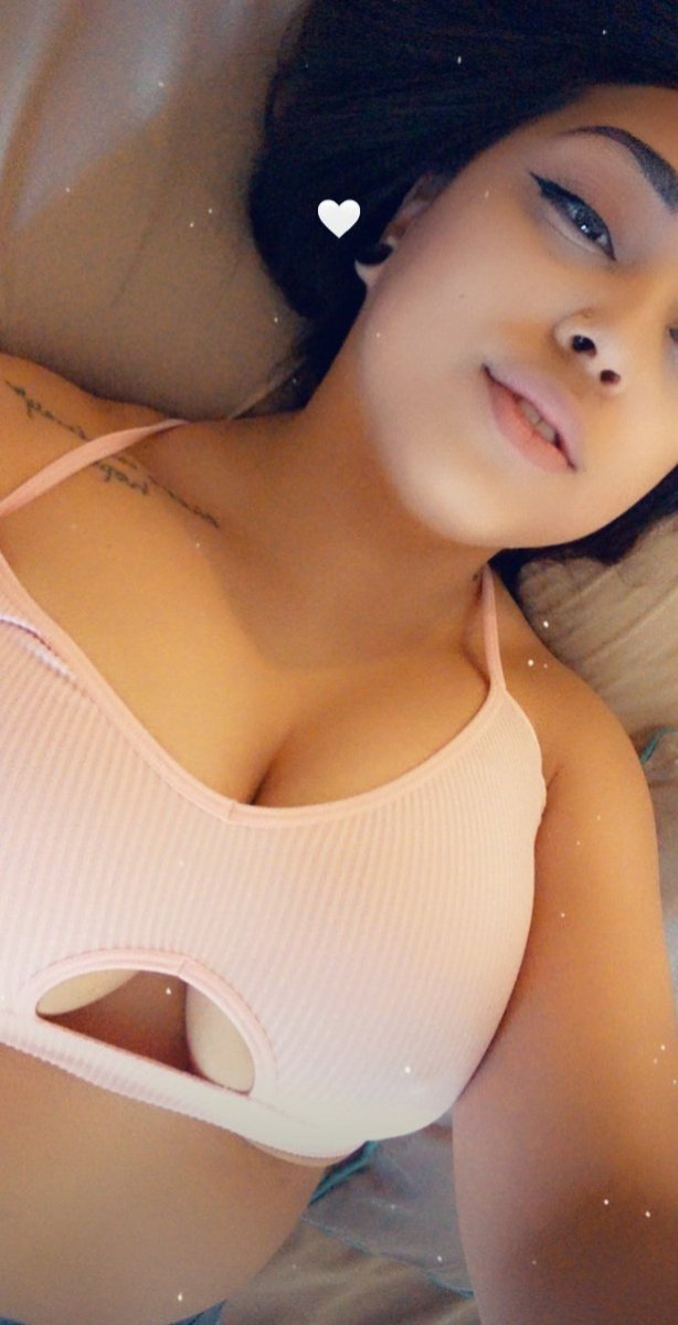funwitmiaa's tweet photo. Gorgeous gorgeous girls love weak men 😋

#paypig #humanatm #toohotforyou #callmedaddy https://t.co/Pn1cIxoAcN