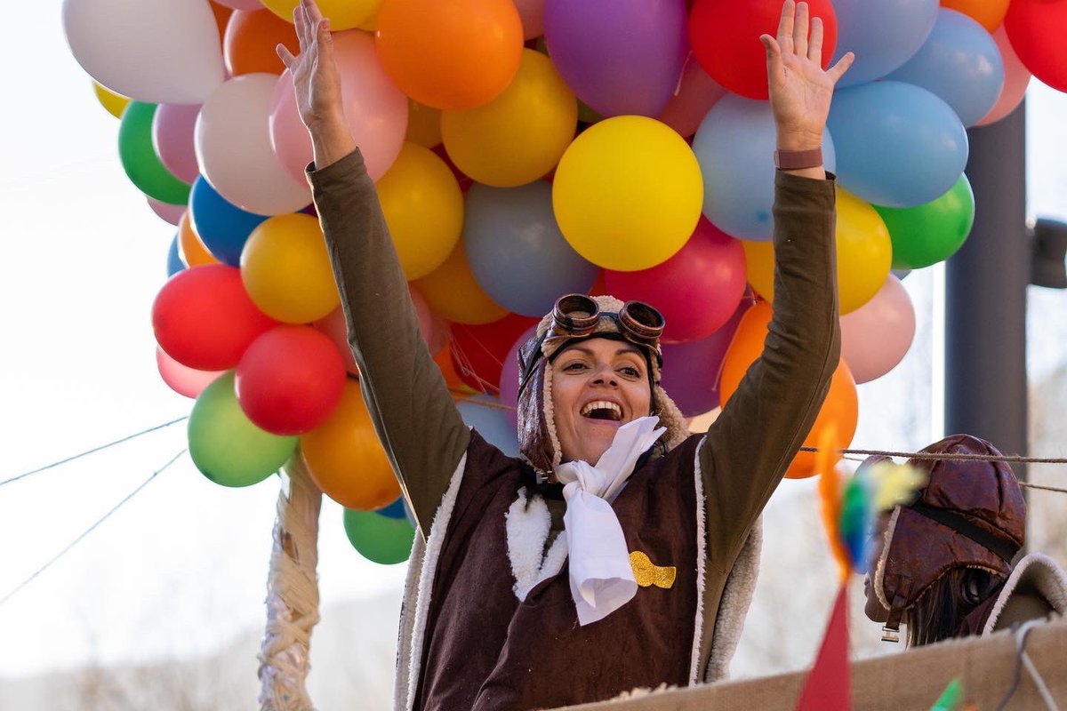 ComuEncamp's tweet photo. I la tarda ha estat protagonitzada per la ruaaaaa de carnavaaaaal! 
Twitter només ens deixa 4 fotos 😬 impossible veure tooootes les carrosses i comparses que han sigut moltes i mooooolt creatives i originals! 
#encamp #carnaval #carnaval2002 https://t.co/85z9RhpCRn