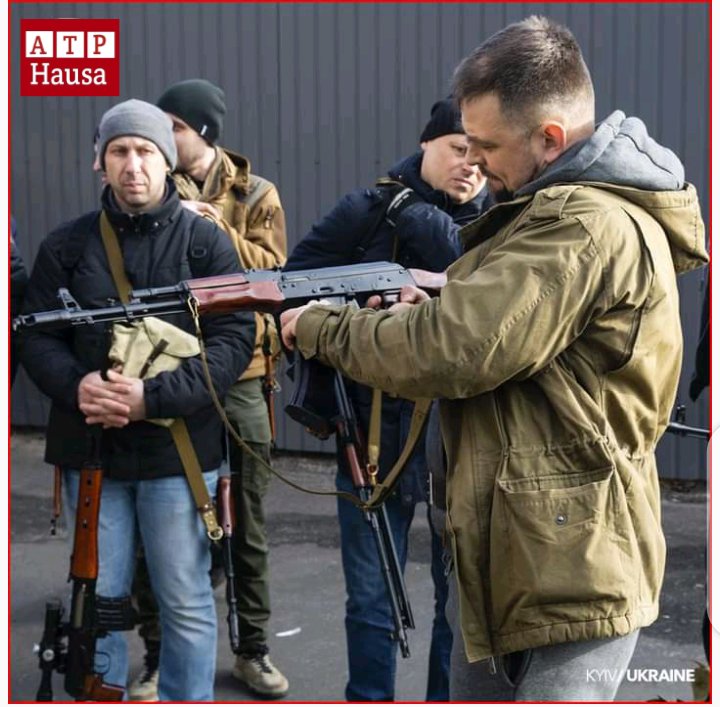 AtpHausa's tweet photo. Yan kasar Ukraine sun fara daukar makami domin kare kasarsu, daga Sojojin Rasha, https://t.co/l8JxadUg11