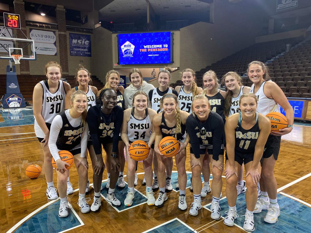 SMSUWomensHoops's tweet image. Family. 🤍