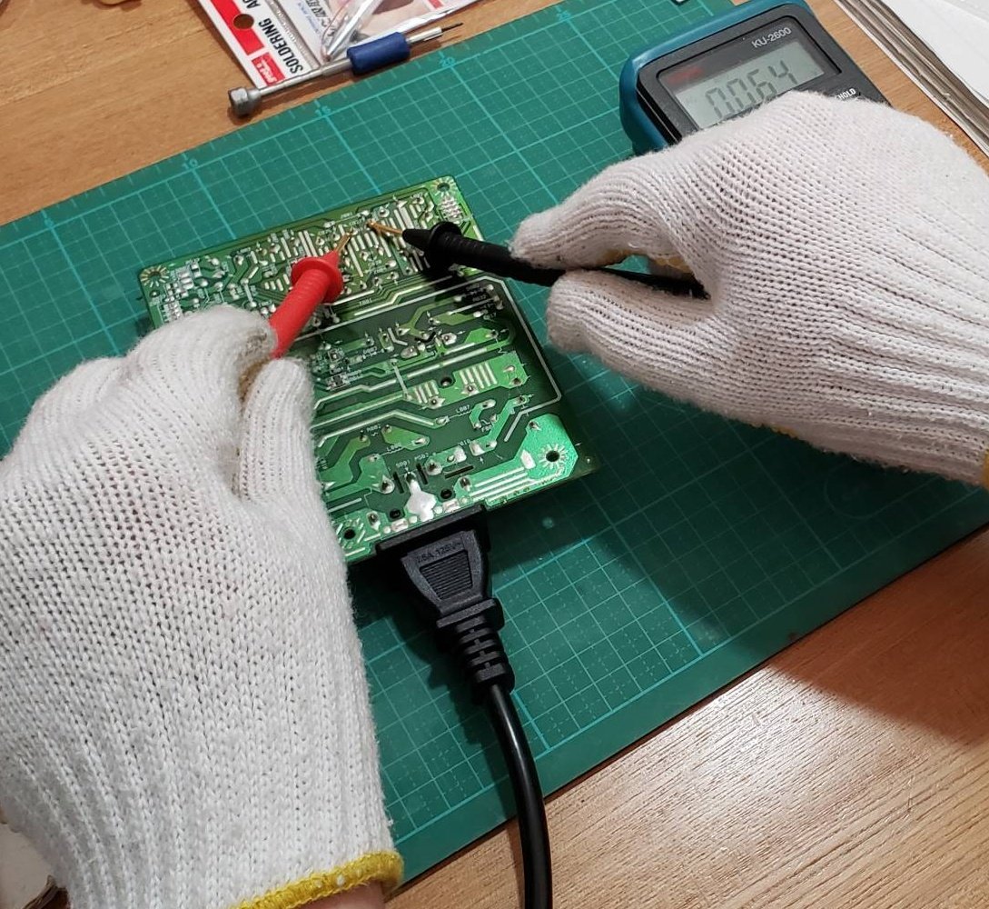 Intel_B460's tweet photo. 交換前にテスターで電圧を計りましたが電圧が全くかかってませんでした。コンデンサを交換するにははんだ付けが必要です。注意点ははんだごてを当て過ぎて基盤を焦がさないように焦げたら悲しい事になります。あと、コンデンサにはプラスマイナスがあるので注意！間違えると爆発の恐れがあります。 https://t.co/rDy9lnjfHU