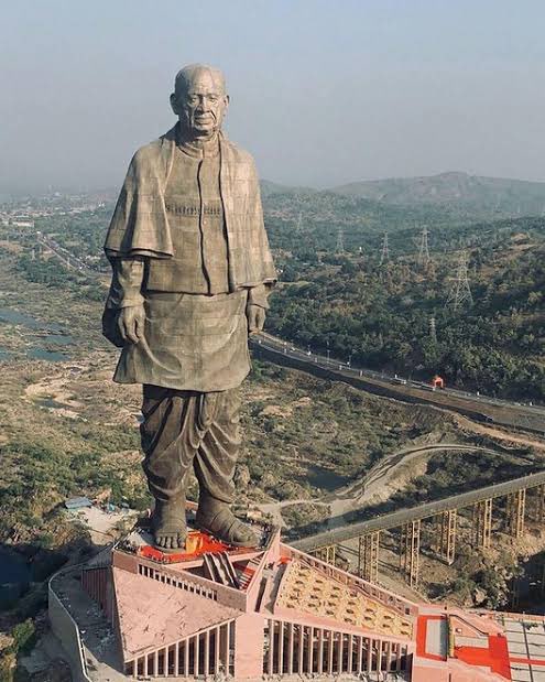 Profdilipmandal's tweet photo. भारत में दुनिया की सबसे ऊँची मूर्तियाँ हैं, फिर भी स्टूडेंट्स पढ़ने के लिए “छोटे-छोटे” देशों में चले जाते हैं। जाने क्यों? https://t.co/Vjnz4qxNxr