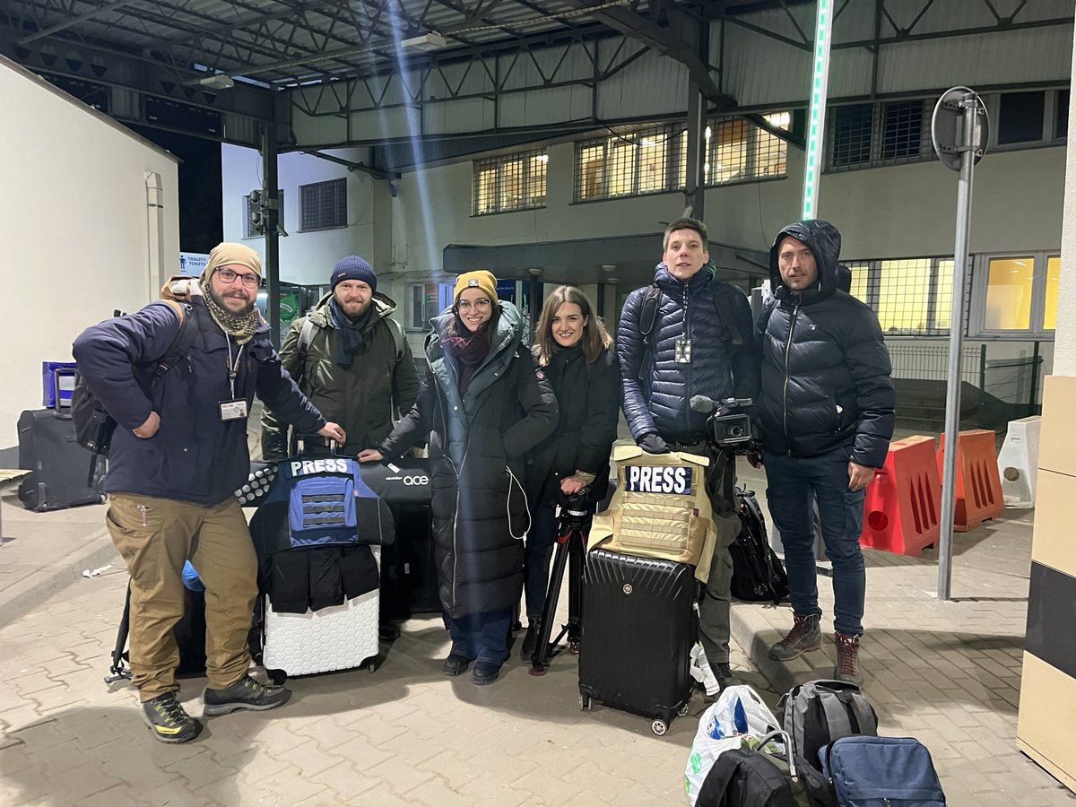 Ana_Mlinaric's tweet photo. NA POLJSKOJ STRANI GRANICE! 
Za sve koji ste nas pitali, a bilo je toliko poruka da nismo stigli odgovarati.❤️ Divni ste, bas kao i ovi moji sa slike 😍😍😍
#n1info https://t.co/GoXsIdk2OB