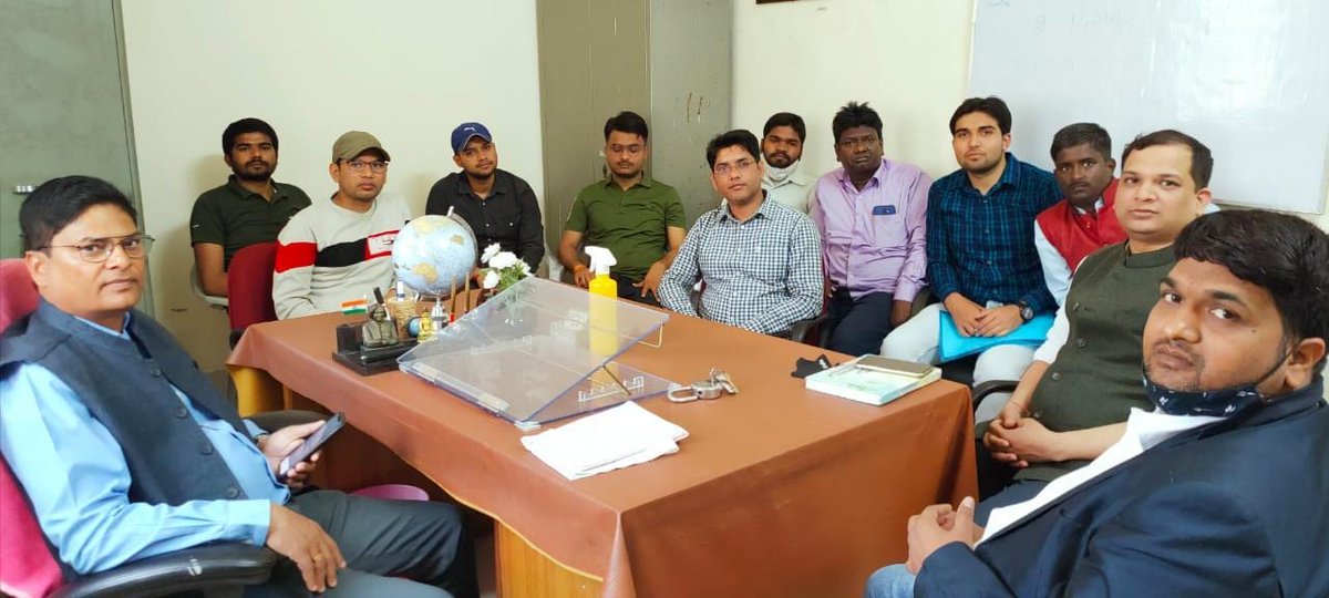 प्रयागराज के इलाहाबाद विश्वविद्यालय के हिंदी विभाग में <a href="/swadesh171/">Dr. Swadesh Singh</a> जी ने प्राध्यापकों और शोधकर्ताओं से मुलाकात कर #सामाजिक_संवाद अभियान के बारे में जानकारी दी।