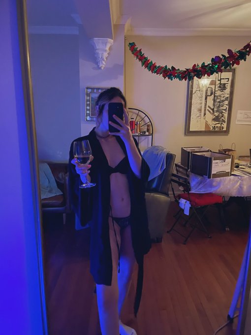 who else is a night owl ??🦉 #WineLover #WhiteWine #NightIn https://t.co/AjUYdxJhNL<a href="/tag/winelover"class="tags">#WineLover</a><a href="/tag/whitewine"class="tags">#WhiteWine</a><a href="/tag/nightin"class="tags"><span>#nightin</span></a>