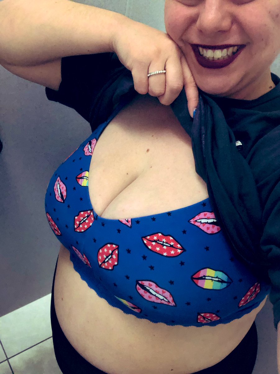 DDUnicorn85's tweet photo. Just a quick bra flash while out shopping #bigDD #flash #dressingroom #unicorn https://t.co/RGPM2jEcxu