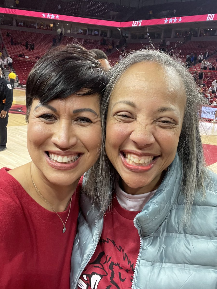 It was so great to finally meet future hog @OnlyJWalsh mom and dad. They had the most beautiful spirits and I am so excited they will be a part of the Hog Family. ❤️ #Razorbacks #arkansasmbb #hogfamily #basketballmom  @Jw23Mom @johnewalsh1