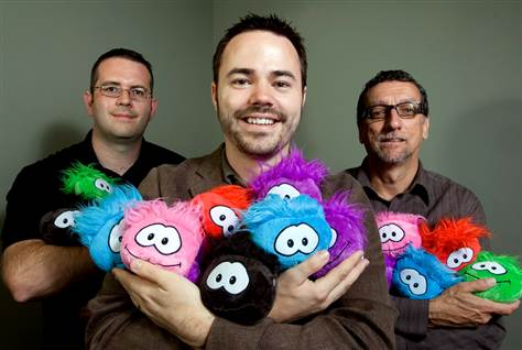 carphonic's tweet photo. July 2007: Lane Merrifield (Billybob), Lance Priebe (rsnail), and Dave Krysko (Skidder) hold Puffle plush toys. https://t.co/MCrh9t0J2m