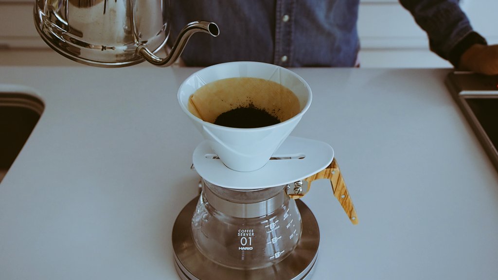 GZKMvhqSDykSvt5's tweet photo. 新しいコーヒー器具2点を迎え入れ。
HARIOの名器
CoffeeServer 400 OliveWood
と同じくHARIOの1度の注湯で抽出作業が完了する
V60 1回抽出ドリッパー MUGEN(無限)
アイテムが増えるとテンション上がる!
#Coffee
#コーヒー
#CoffeeServer
#コーヒーサーバー
#Dripper
#ドリッパー
#HARIO https://t.co/mnN0alNhqE
