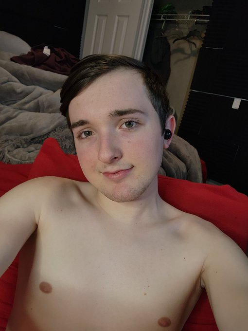 Hey guys I'm now live on chaturbate xtylercam69 https://t.co/LuLkwiMRnz