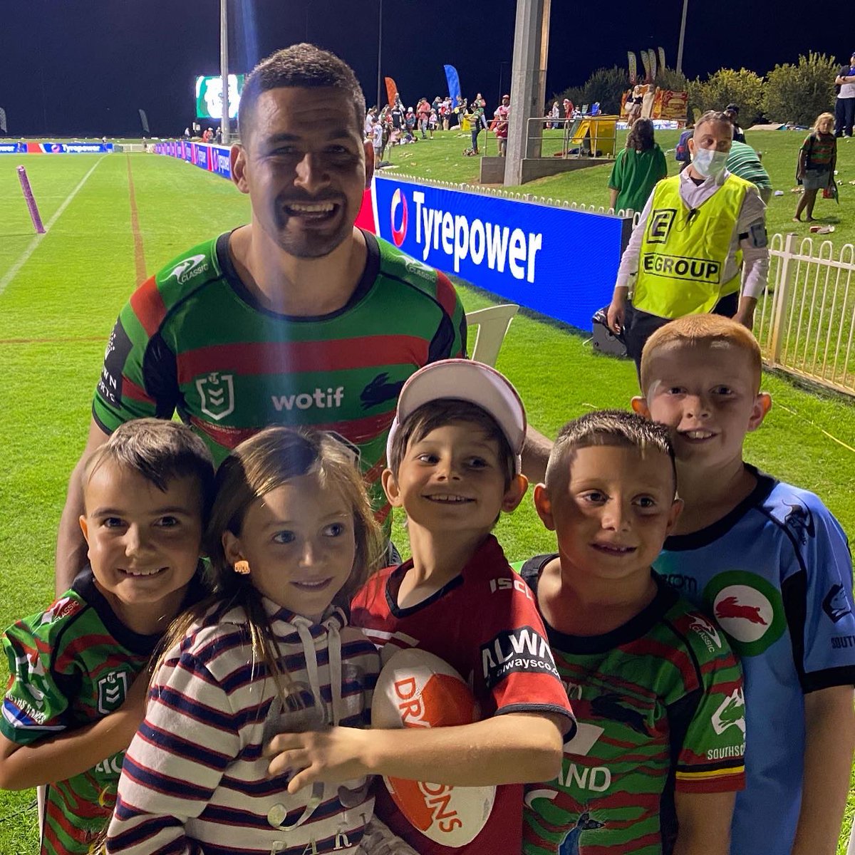 joewilliams_tew's tweet image. Special shout out to Cody Walker of @SSFCRABBITOHS who come out &amp;amp; spent loads of time with kids signing autographs &amp;amp; taking pics post game; The smiles on so many kids faces (including my kids) was priceless. Awesome brother - all class 🙌🏽
#NRLTrials #IndigenousX @Rabbitohs_TV