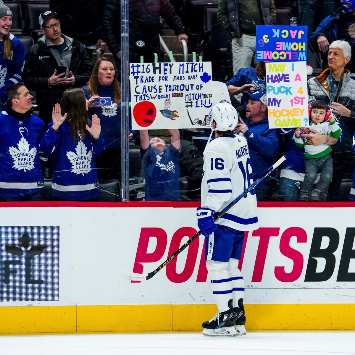 MapleLeafs's tweet photo. Done deal 🤜🤛

#LeafsForever https://t.co/v6M39Ev1fQ
