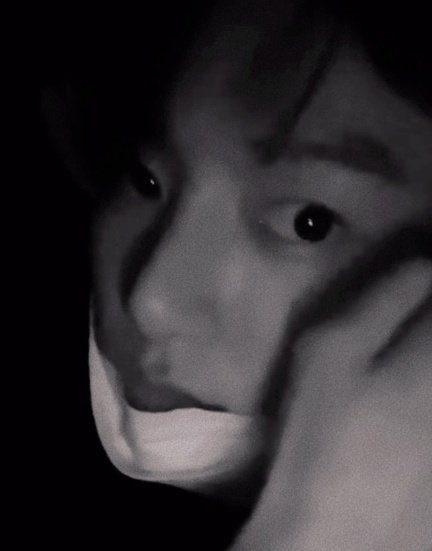UniversBTS_'s tweet photo. 📸 Jungkook em:

2019 posta selca.                 2022 posta
que cortou o cabelo          stories que
depois do long hair    🤝     está tirou o
                                                 piercing da
                                             sombrancelha

🦩@BTS_twt https://t.co/FJFya8tzPi