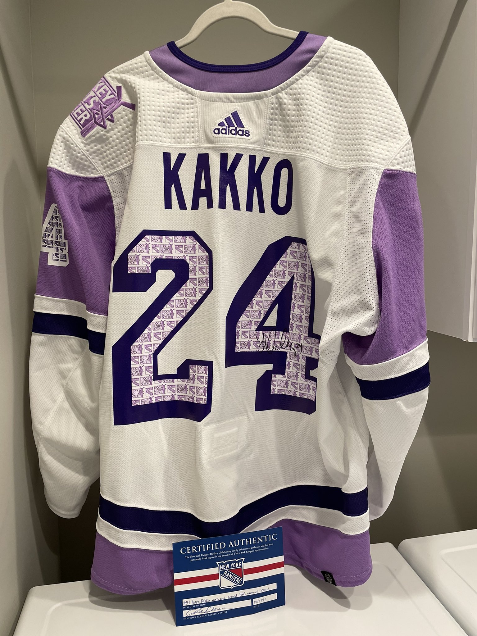 🐢 on Twitter: "Anyone interested in buying this worn &amp; signed Kaapo  Kakko Hockey Fights Cancer jersey dm me. Now a 1/1 jersey can be yours for  cost. First come first serve.