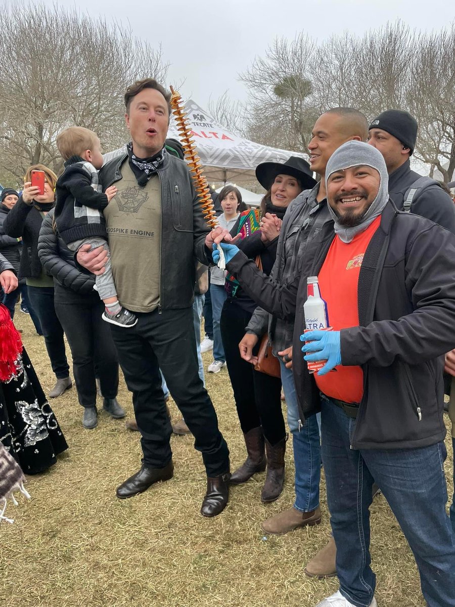 Elon having fun at the charro’s days festivities, enjoying a spiropapa🥳🇲🇽