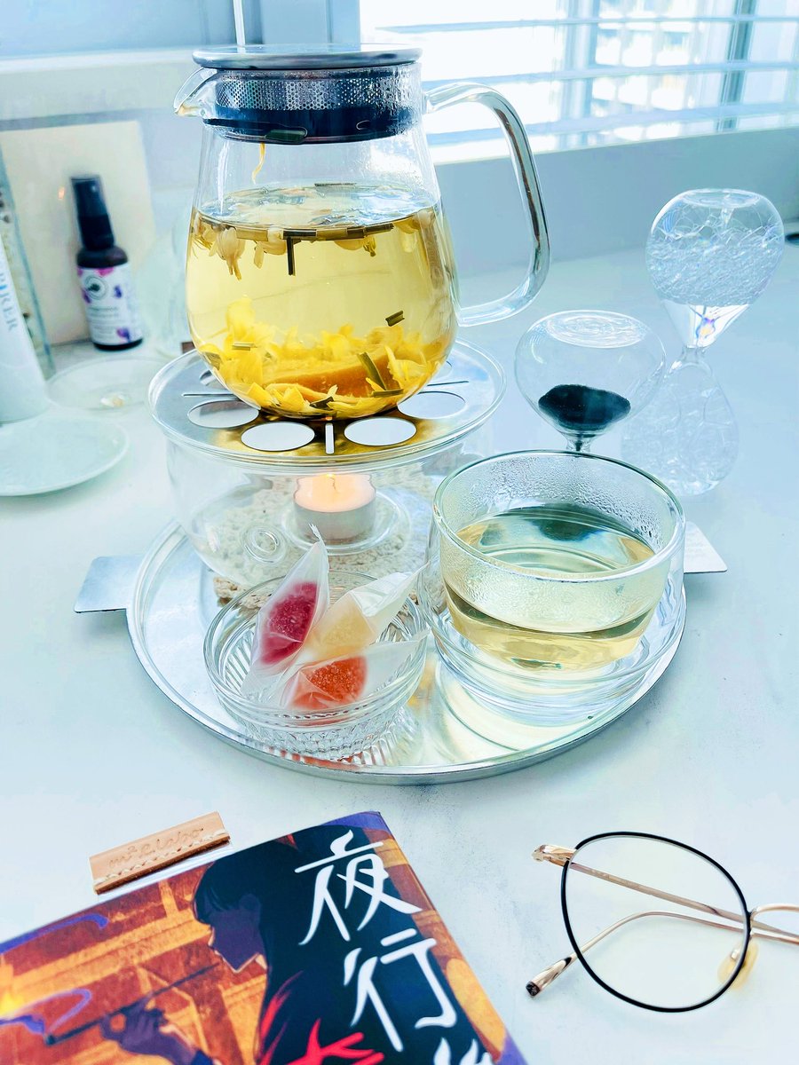 「朝の1時間読書📖
ハーブティーはジャスミンとマリーゴールドとレモングラスとオレ」|桜日梯子のイラスト