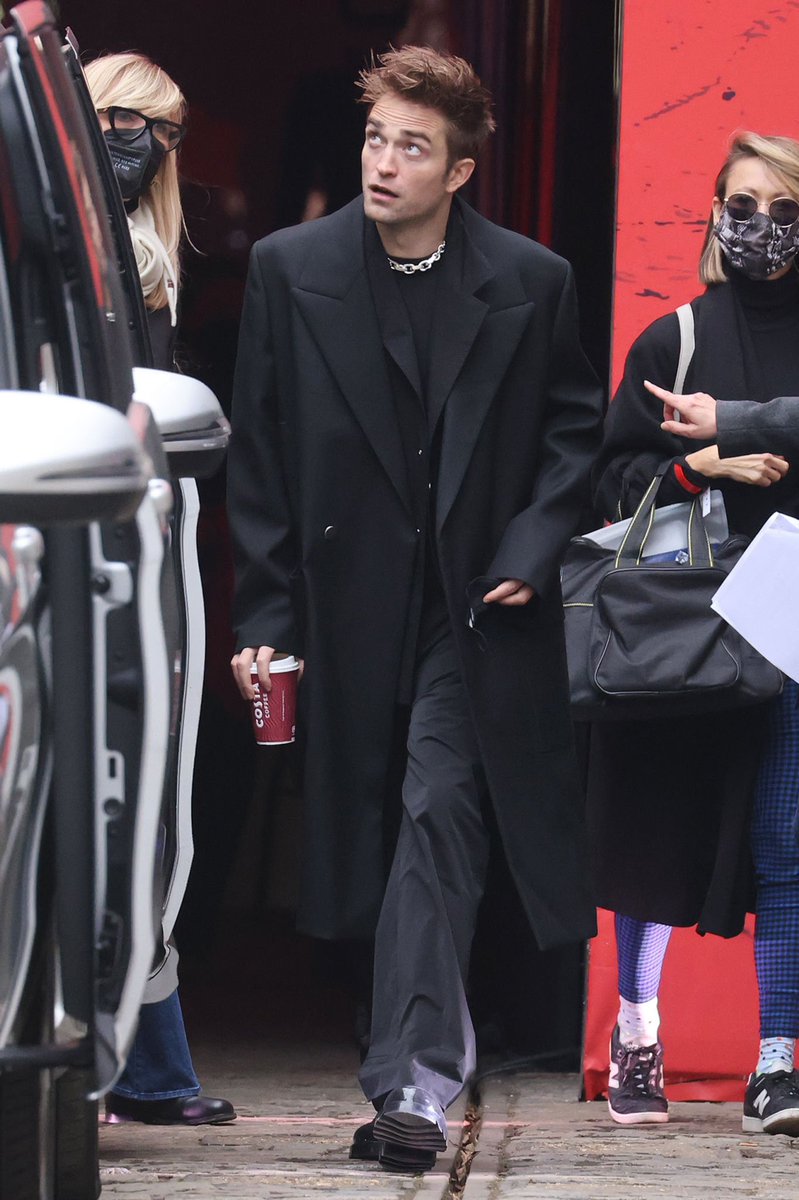 thomspttnsn's tweet photo. robert pattinson you need to stop, i’m dying https://t.co/chBa0MD1pV