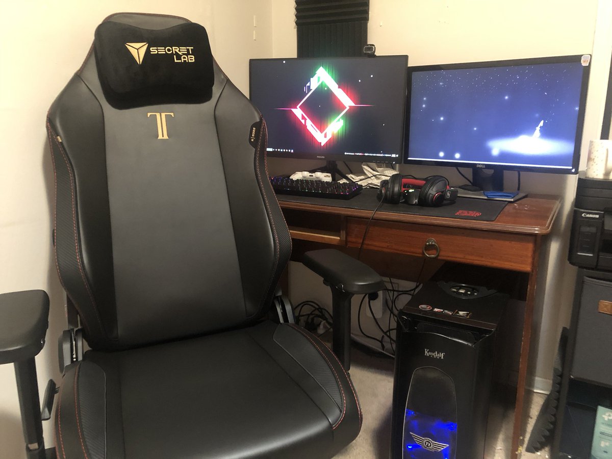 Flamingninja24's tweet photo. Finally got my secret labs chair set up. Looks and feels amazing #Secretlab https://t.co/r8Rf1A8paj