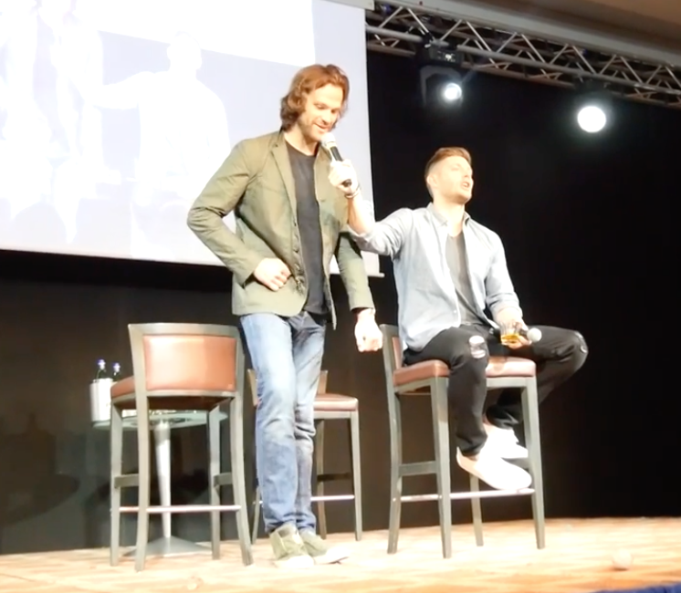 spndeangirl's tweet photo. Jared doing his Lucky Charms dance. :P
#SPNConPanelSaturday #SPNFamily #JibCon2017 https://t.co/ZzqA4QTplp
