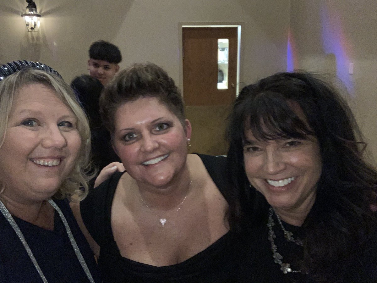 kakomlanc's tweet photo. Great night with my besties!  @AngieTerrell721 @GinaPantherGore #sofisquince https://t.co/oWi535msCN