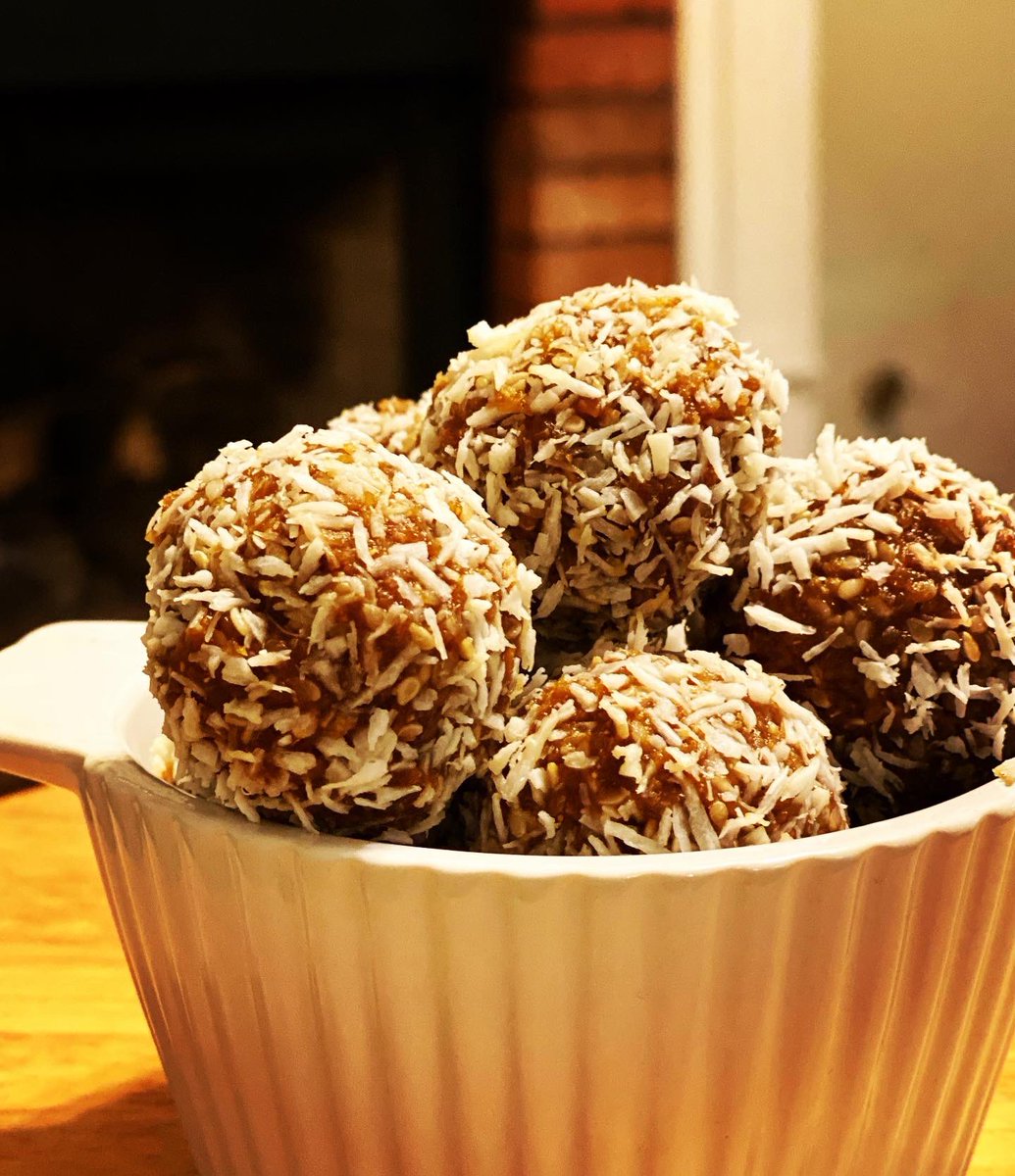 soulonatraipse's tweet photo. When you are too lazy to go to the store π
Shredded coconut, coconut sugar, milk, cream, cardamom powder and a bit of ghee
#coconutladoo #coconutoverload https://t.co/Gl6gXJoaV6
