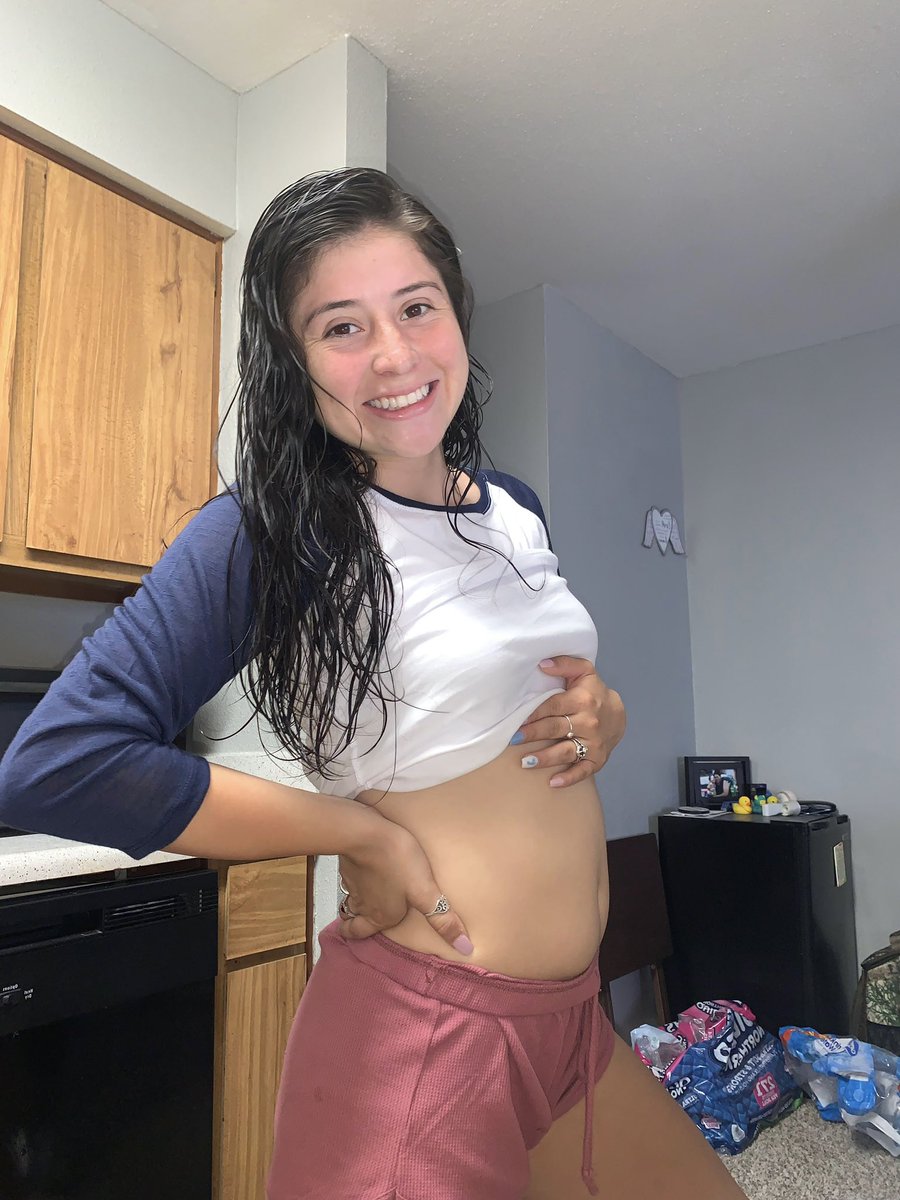 alex_98fc's tweet photo. You guys my baby bump🥺🤍 3 months to 8 months! I’m almost done and I’m soaking up my last few weeks with my baby girl in my tummy 🌸🤍 https://t.co/1ZGOle2Ys8