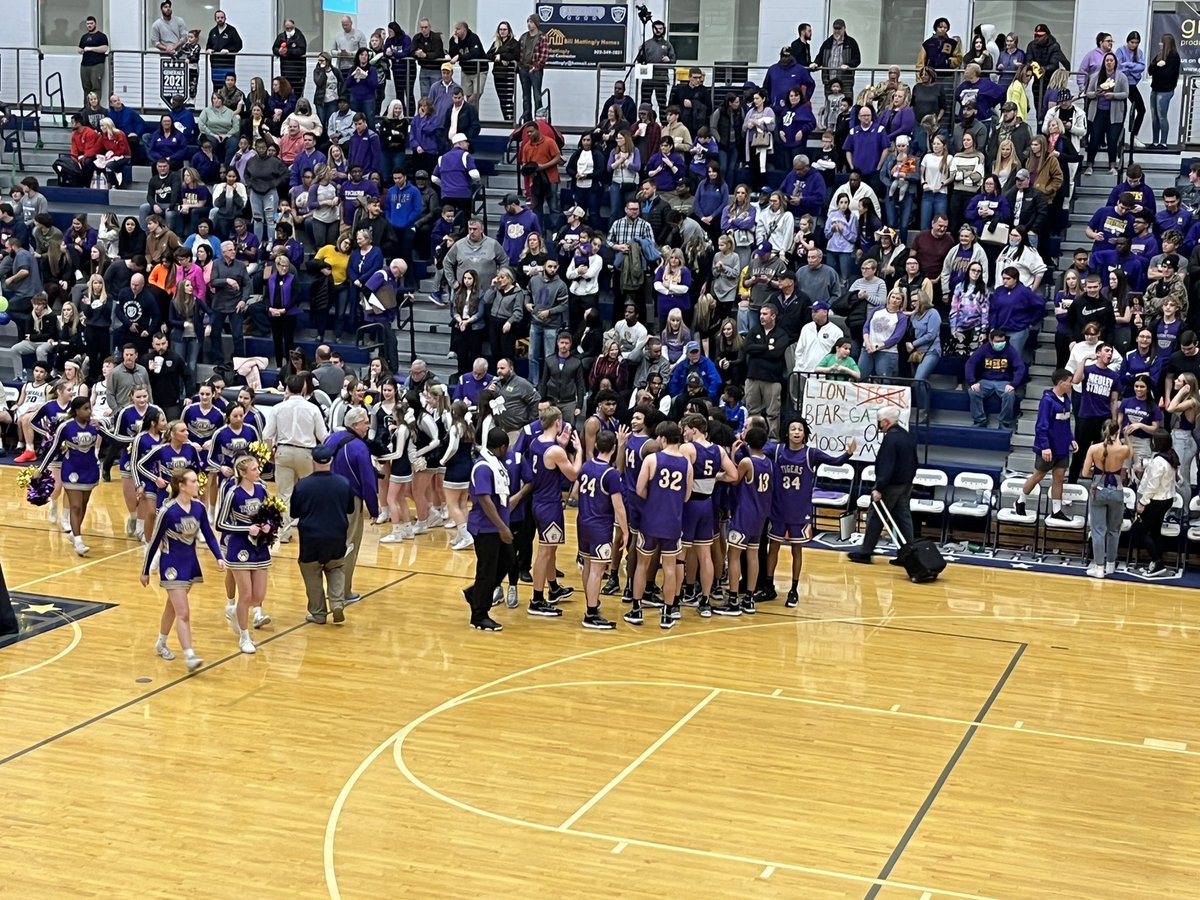 Amanda_Nokes's tweet photo. 19th District Champs 💜💛💜💛🏆🐅🐅 #BHSBEST https://t.co/UiFXI8n1MU