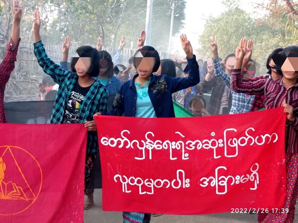 KYITHAR95368969's tweet photo. The Basic Educational General Strike Committee and residents from #Myaing Twp, gathered and staged a protest to oppose the #GenocidalMilitary with three fingers salute on the evening of Feb26.

#HelpMyanmarIDPs  
#2022Feb27Coup  
#WhatsHappeningInMyanmar https://t.co/zL710RGbnO