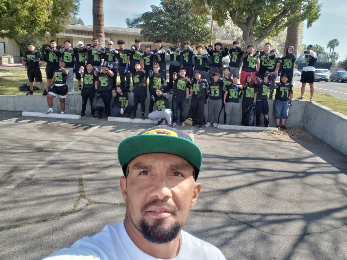 GilServant's tweet photo. With Roosevelt Football this morning cleaning our neighborhood and having fun doing it. #newera #goriders #buildingupyoungmen #communityservice https://t.co/gGpgKv9heu