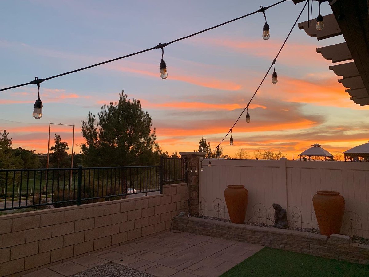 MagikMonta's tweet photo. A beautiful, no filter sunset for you my friend. May it bring a smile and a moment of peace to your world because you are doing great and you deserve it #sunset #luckymonta #amazingcolors #mothernature #nofilter https://t.co/9a9ClwrYju