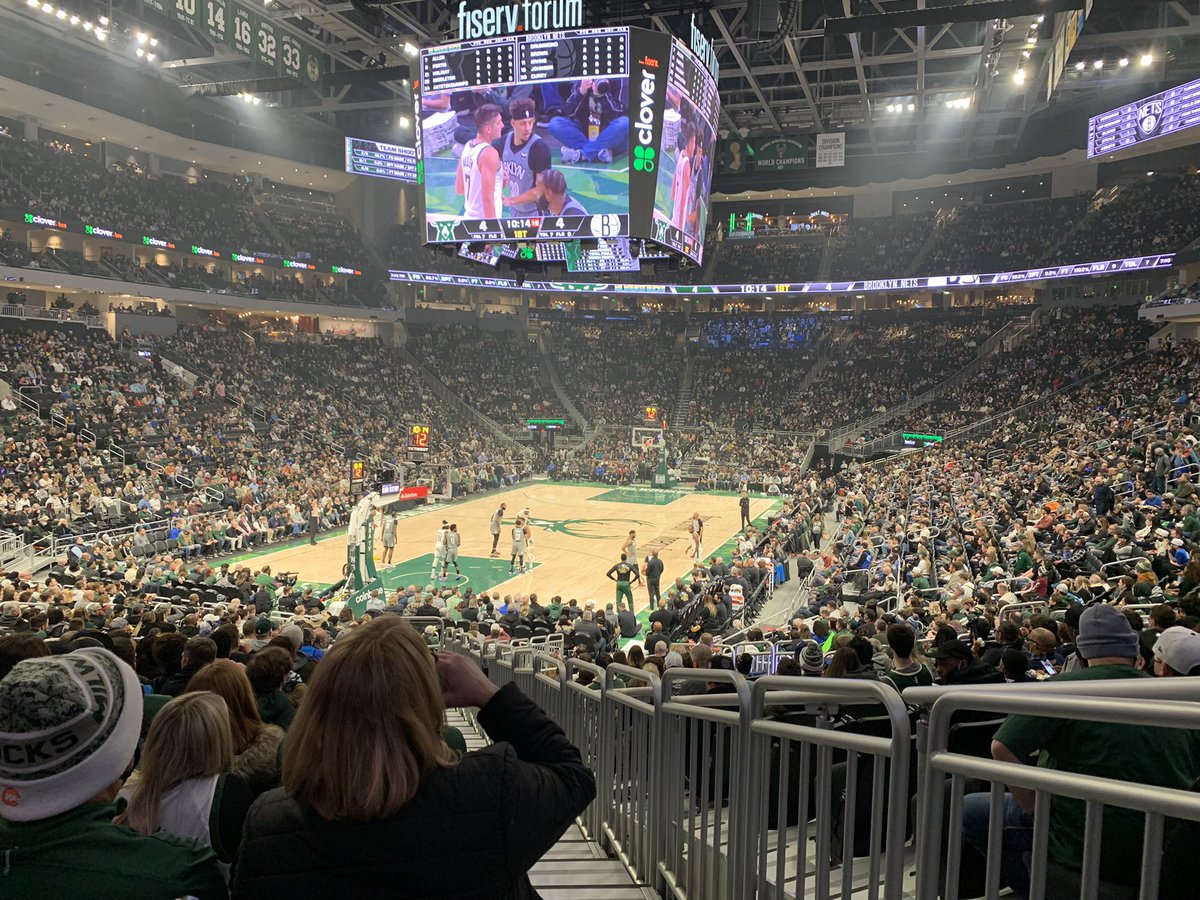 Huckthatruck71's tweet image. Having a great night. #kohlscourt @Bucks