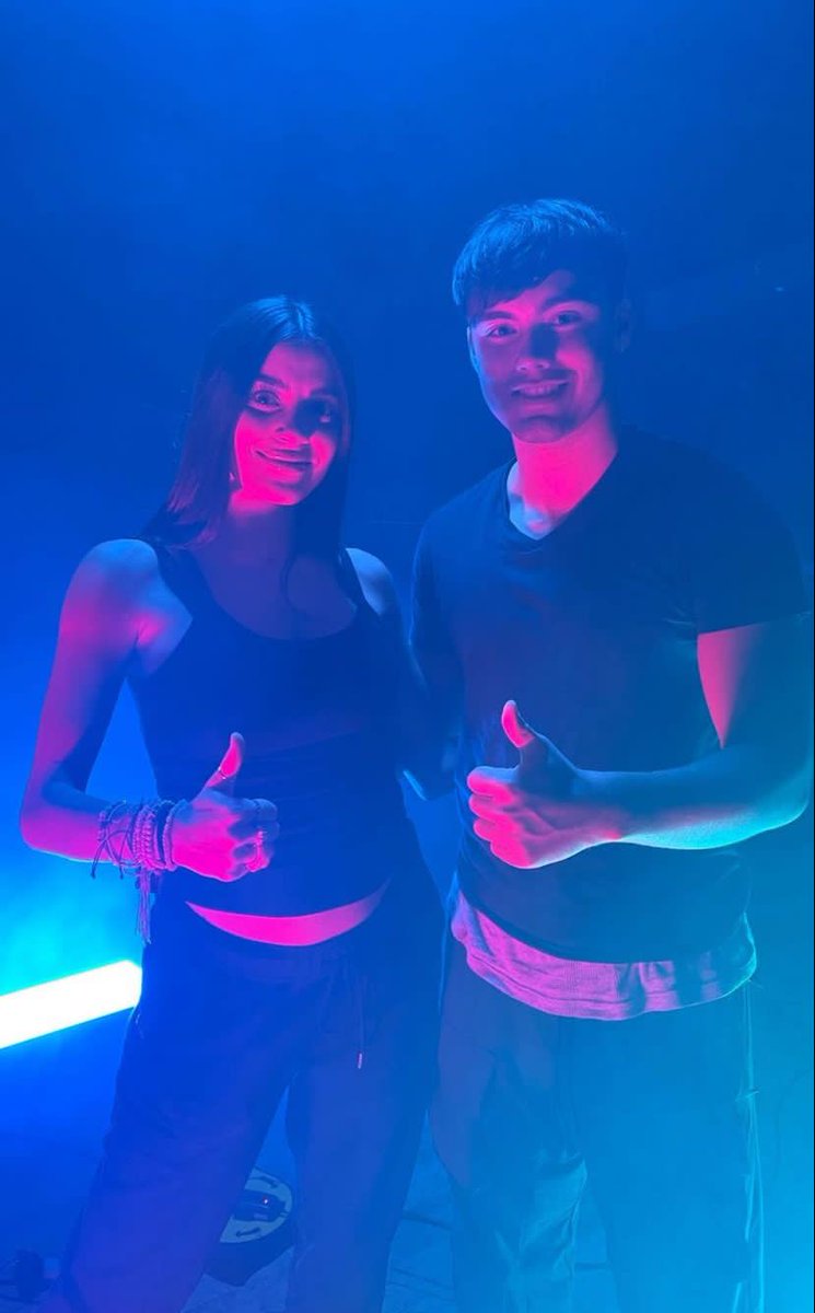 Ao que tudo indica, Sabina e Bailey estão gravando mais takes para a gravação secreta que está acontecendo pós ensaios. 💜