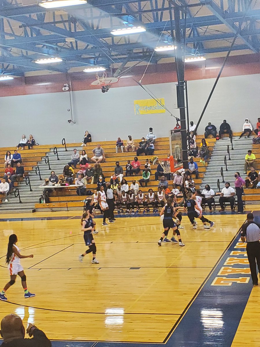 mathwhizoctavia's tweet image. When my girl @NbWill40 stands on the sideline with her hands on her hips I tune in so I can see what she sees! 💙🧡🏀#Elite8 #2down