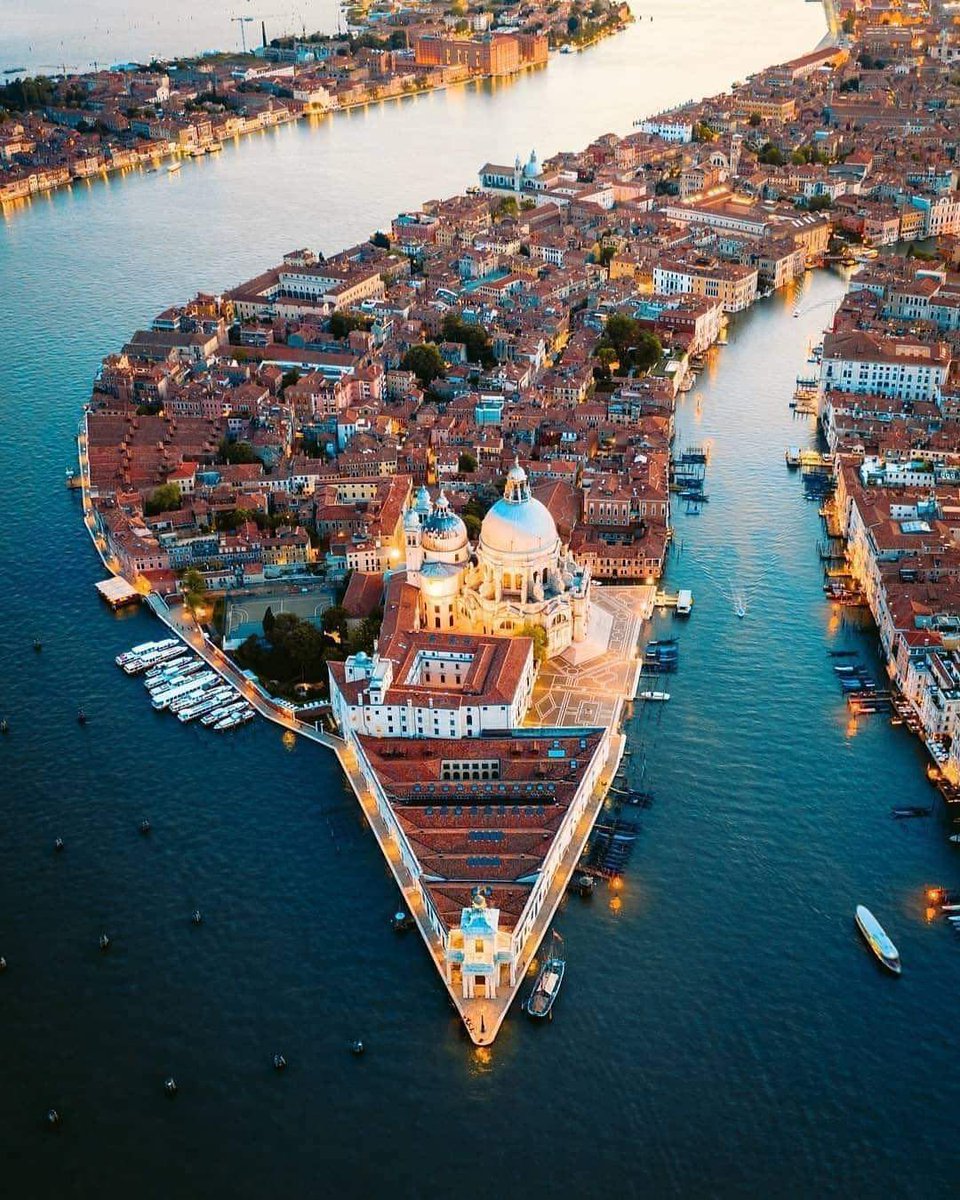 Archite01899733's tweet image. A breathtaking aerial view of Venice, Italy
Photo by: flaviochioda