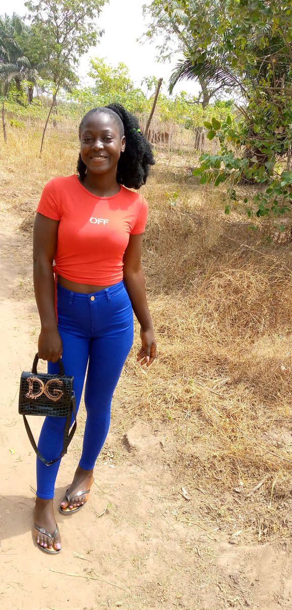Before guys used to say city girls are spoilt that if they want to marry they will go to the village and pick a wife😆 my dear men, na still we be the village girls oo🤣 na only cloth we change 😋😹😹

Take a look at this village girlie 😋🥰