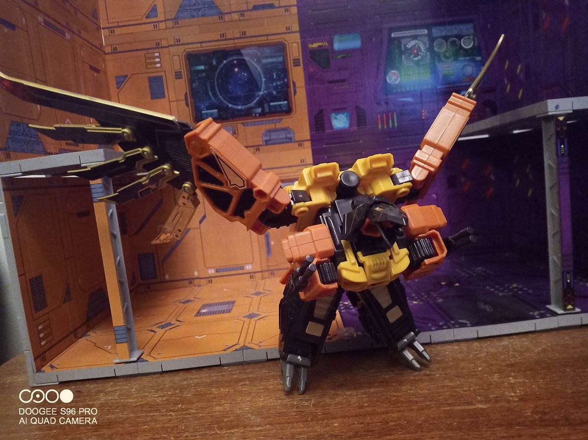 Kureigu8's tweet image. Bird altmode. Wasn't much I could do with this angle wise and the stand was not cooperating to get him into different positions. #Transformers #Altmode #transformation #Bird #Divebomb #Predacon