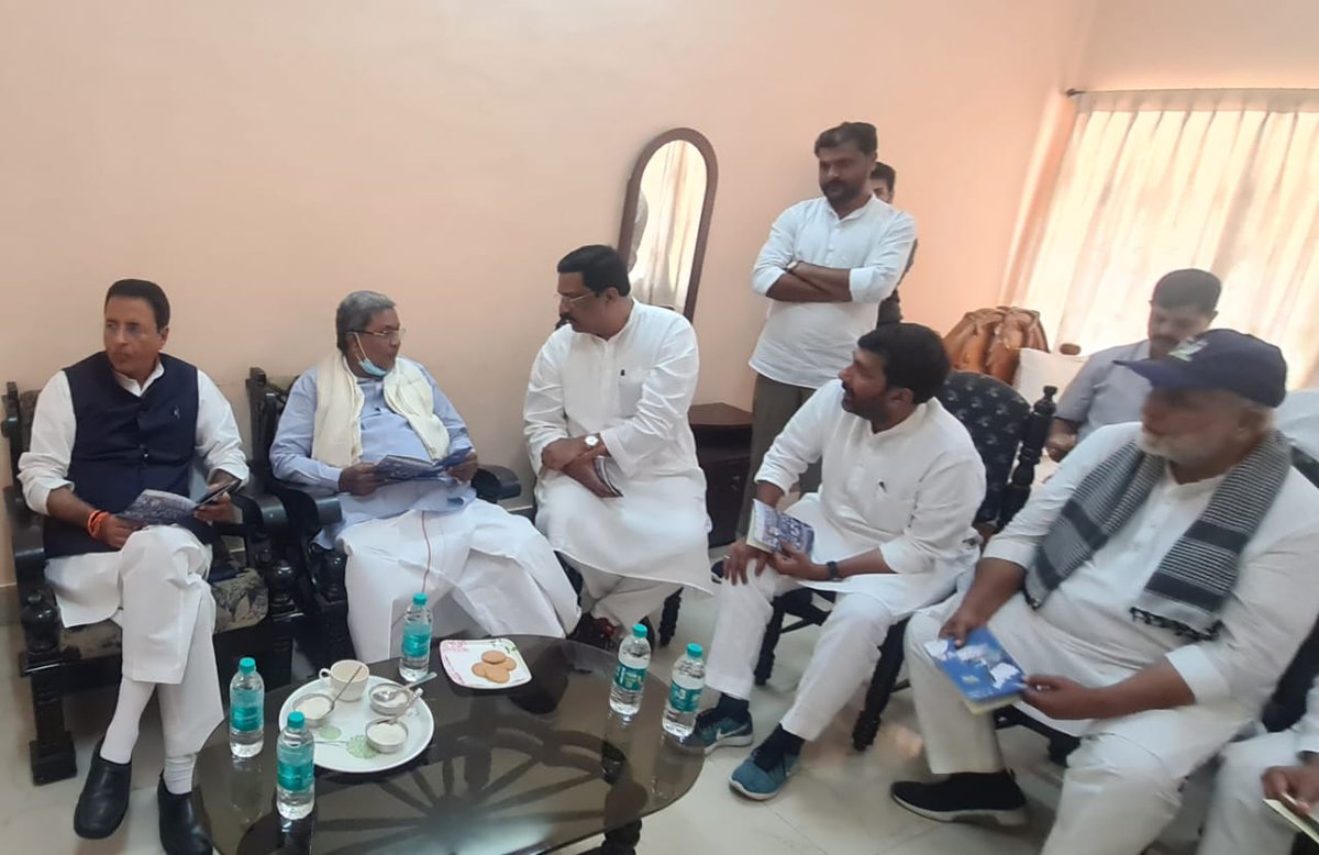 ಮೇಕೆದಾಟು ಪಾದಯಾತ್ರೆ-2 ಆರಂಭಕ್ಕೆ ಮುನ್ನ ರಾಜ್ಯ ಉಸ್ತುವಾರಿ ಎಐಸಿಸಿ ಪ್ರಧಾನ ಕಾರ್ಯದರ್ಶಿ <a href="/rssurjewala/">Randeep Singh Surjewala</a> ಅವರೊಂದಿಗೆ ಸಮಾಲೋಚನೆ ನಡೆಸಿದೆ.
ಪಕ್ಷದ ನಾಯಕರಾದ <a href="/thekjgeorge/">KJ George</a>, @HKPatil1953, <a href="/eshwar_khandre/">Eshwar Khandre</a>, <a href="/SaleemAhmadINC/">Saleem Ahmed</a>, ನಾಸೀರ್ ಹುಸೇನ್ ಮತ್ತಿತರರು ಉಪಸ್ಥಿತರಿದ್ದರು.